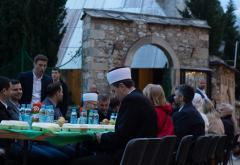 FOTO | Oko 1.300 Mostarki i Mostaraca zajedno iftarilo u Fejićevoj